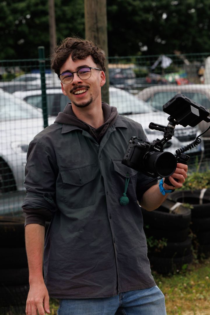 Photo de Yanis Oberlé souriant en tenant une caméra. Crédit: Antoine Lucot